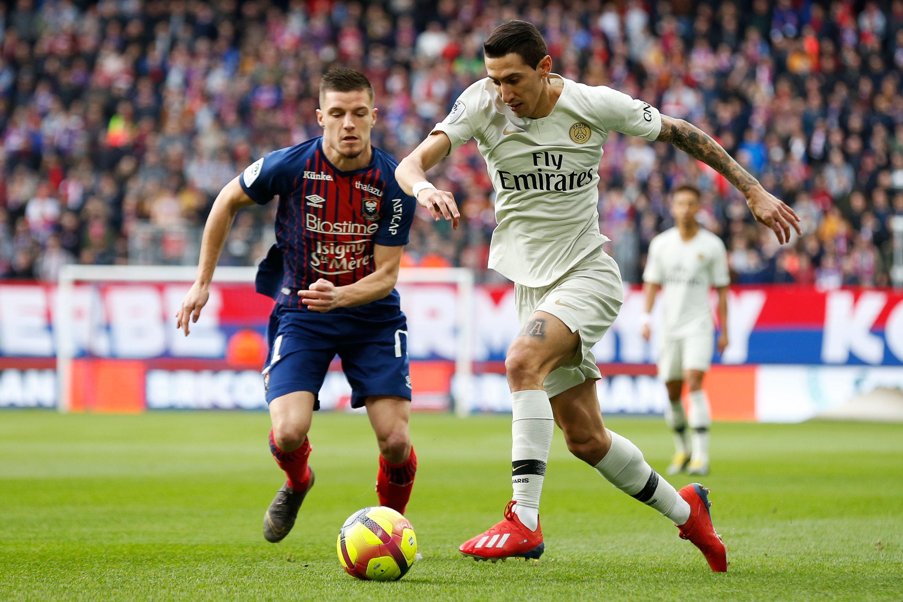 湖人生涯最强一战！斯玛特狂轰8记三分砍26分创赛季新高（湖人生涯代表作！斯玛特轰进8记三分狂砍26分，刷新赛季新高）