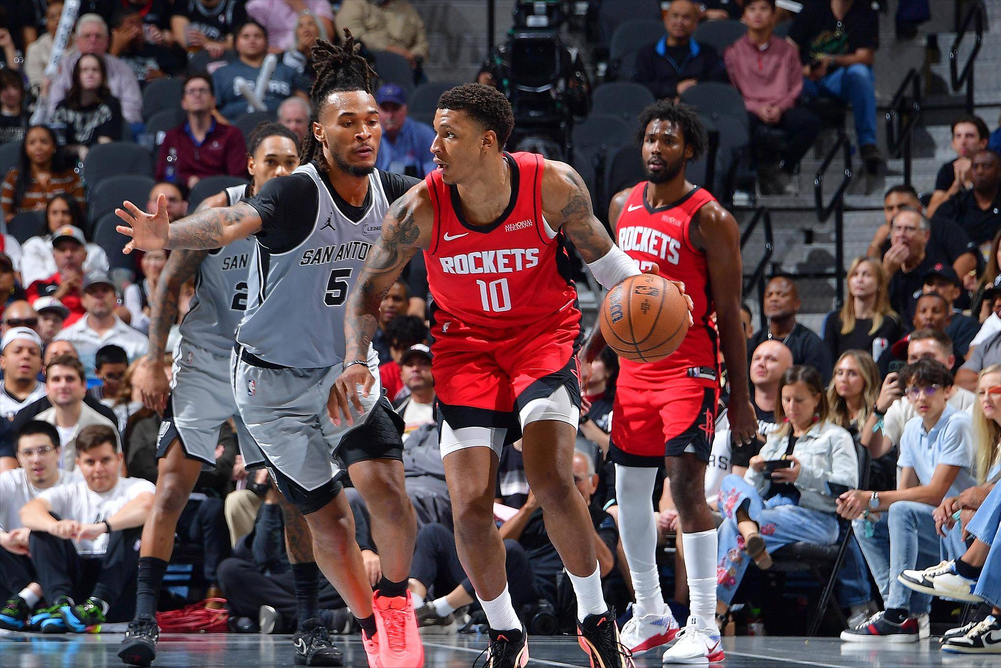 克亚尔：莱奥要变得更稳定，他能成为世界上最好的球员之一（克亚尔：莱奥需提升稳定性，具备跻身世界最佳行列的潜力）