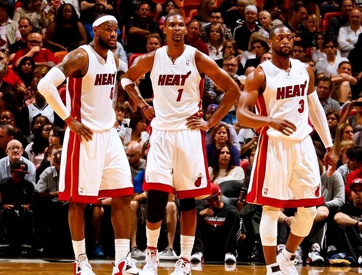 球员倒地救球拼劲十足（球员飞身倒地奋力救球）