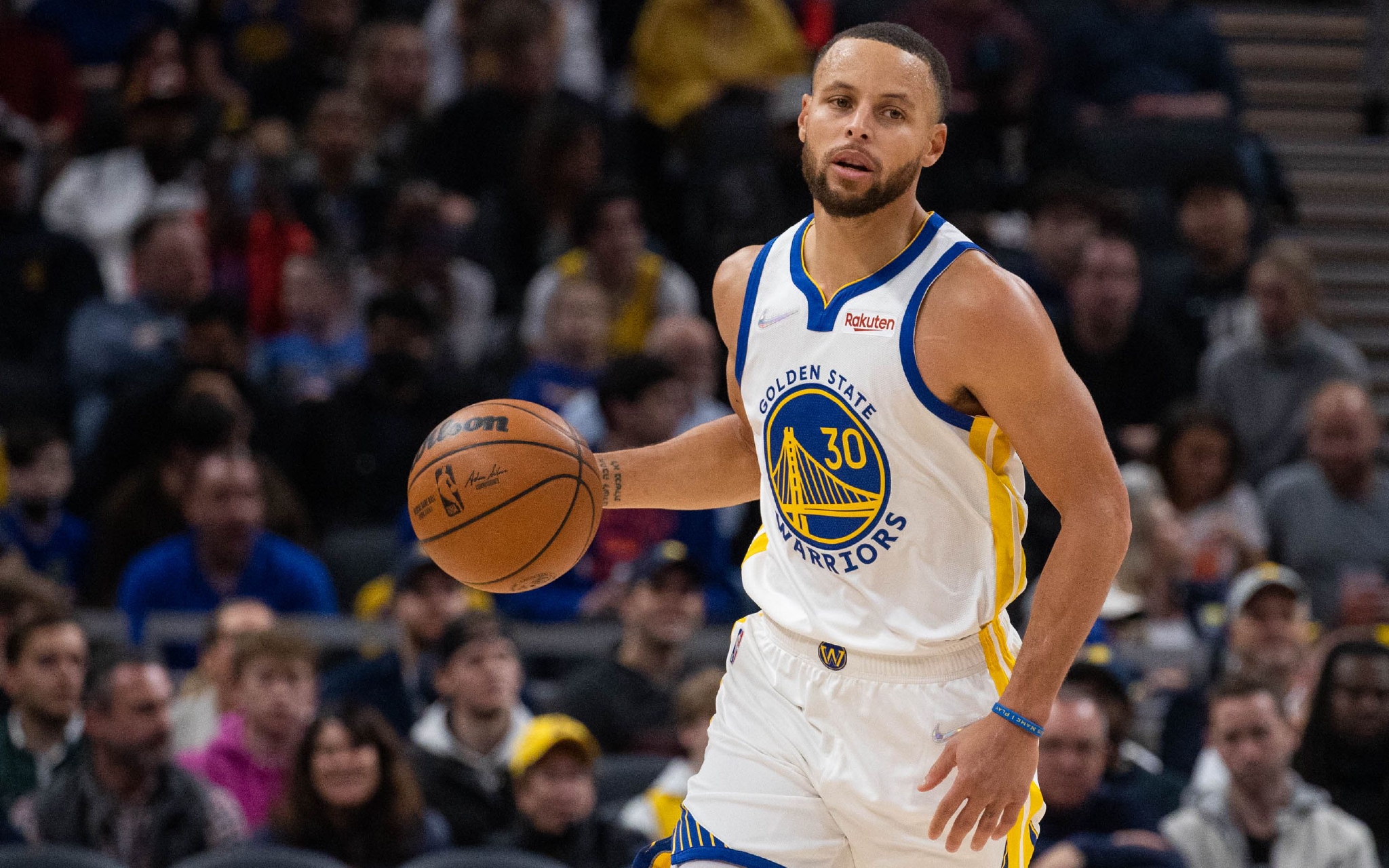 看不到梅西！印度球迷怒了：拆掉广告牌 狂扔水瓶 现场骚乱（看不到梅西引爆印度球迷不满：拆广告牌、掷水瓶，现场失控）