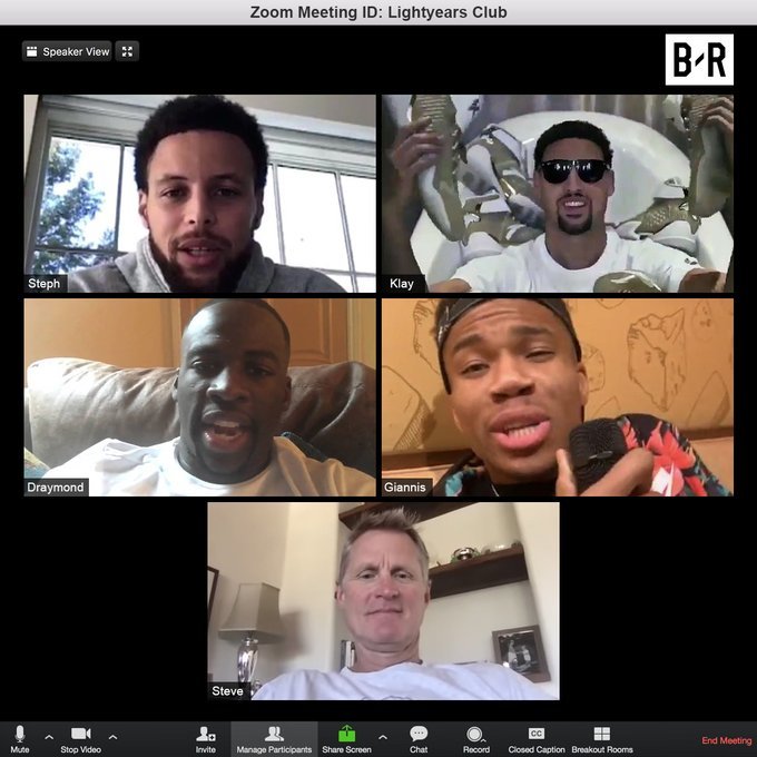 白衣下边是红衣，香港行期间一阿森纳球迷卧底在热刺球迷看台（白衣藏红衫：阿森纳球迷香港行混入热刺看台）