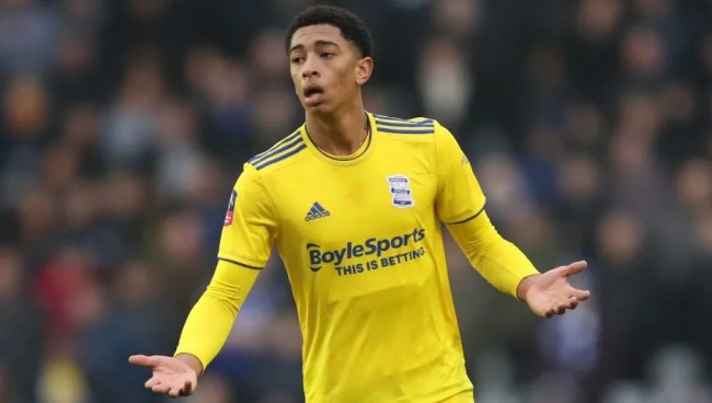 前一刻还在与民众招手，妻子抱着他大哭不止（刚才还对民众挥手致意，妻子此刻抱着他泣不成声）