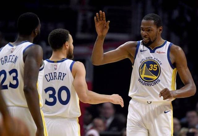 超高效率！里夫斯15投12中砍下38分8篮板（里夫斯手感炽热：15投12中砍下38分8篮板）