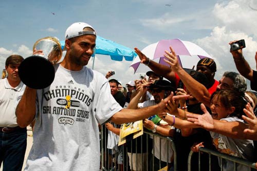 官方：新疆男篮与后卫理查德森签约，并已完备CBA注册手续（新疆男篮官宣：后卫理查德森加盟，CBA注册手续已完成）