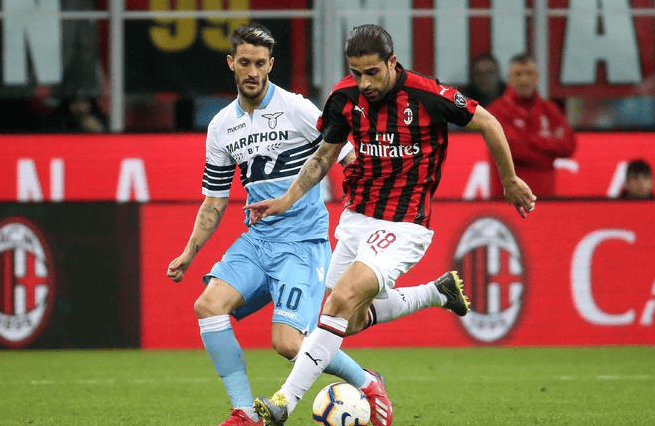 前一刻还在与民众招手，妻子抱着他大哭不止（刚才还对民众挥手致意，妻子此刻抱着他泣不成声）