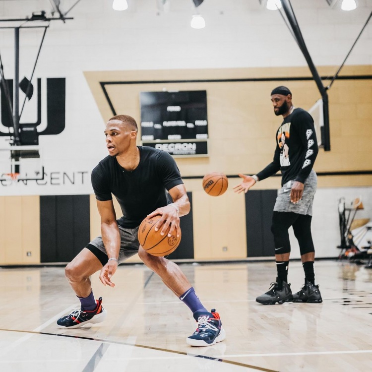 皇马青训小将获征召！18岁天才后卫冲击一线队，卡马温加伤愈归队（皇马召入青训新星：18岁后防才俊力拼一线队，卡马温加伤愈回归）