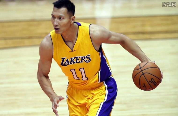 邮报整理C罗豪车收藏：有多辆布加迪，最贵的车价值850万英镑（邮报盘点C罗奢华车库：多辆布加迪在列，最贵车型价值850万英镑）