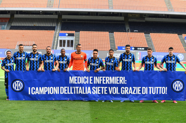 马尔卡宁持续得分表演，半场17分扛起进攻大旗（马尔卡宁手感火热，半场17分领衔进攻）