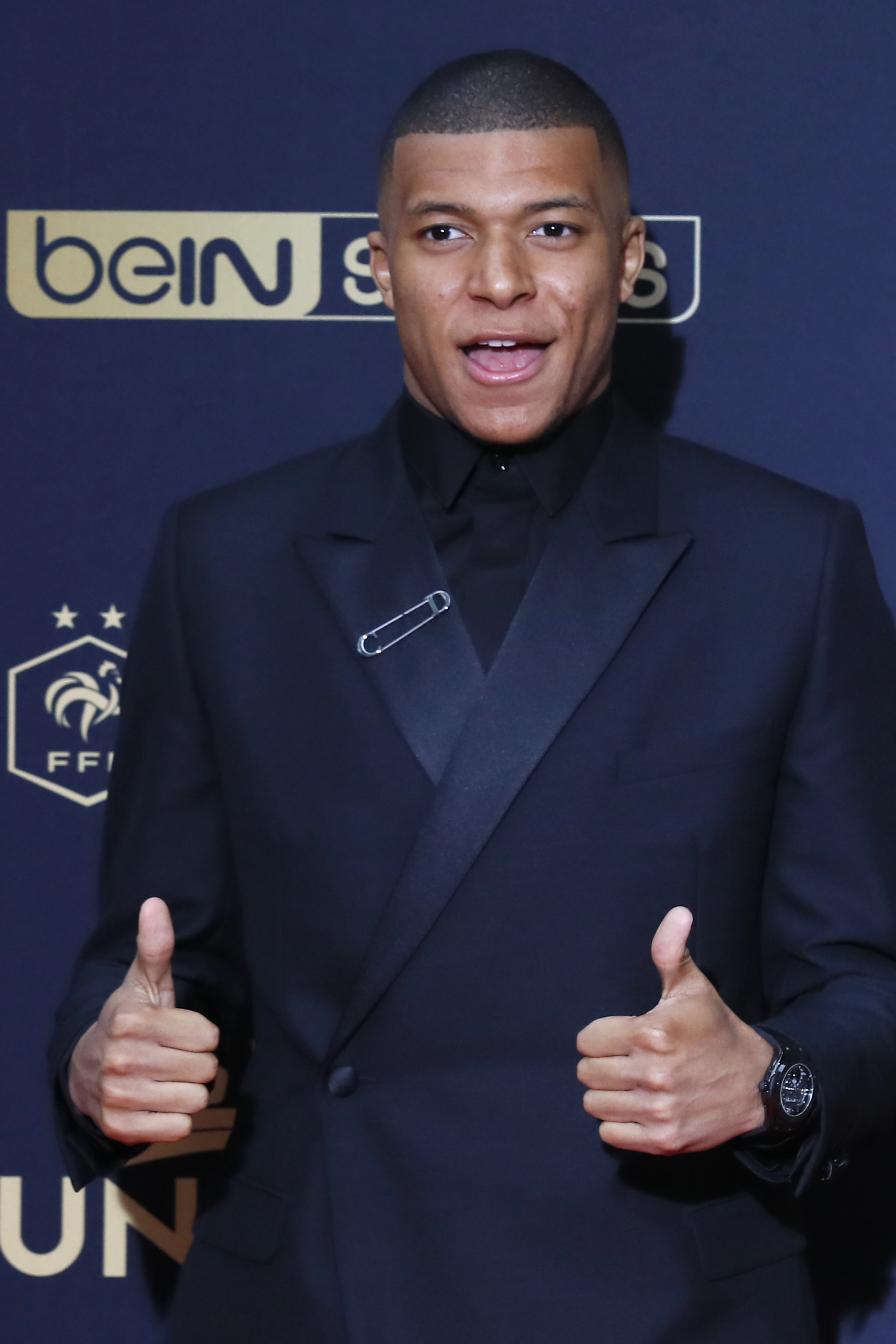 英超战报：佳夫双响，纽卡4-1埃弗顿，获联赛客场首胜（英超快讯：佳夫梅开二度，纽卡斯尔4-1击退埃弗顿，收获联赛客场首胜）