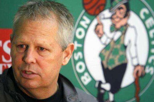 国家德比维尼修斯不满被换后，阿隆索让米利唐去跟他谈谈（国家德比维尼修斯对被换下不满，阿隆索指派米利唐上前沟通）