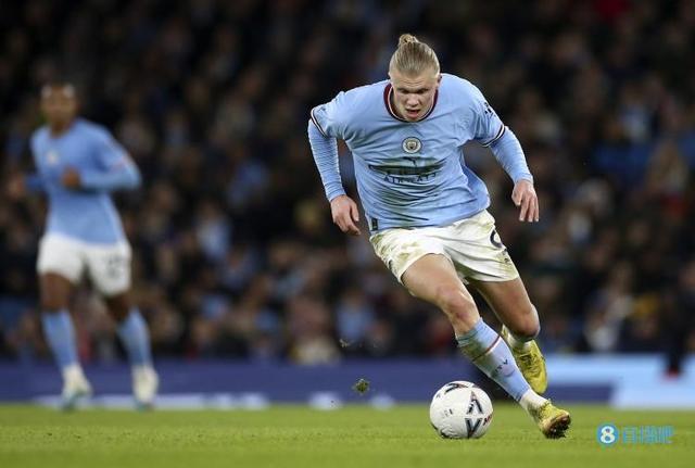 安东内拉偶遇网红街头采访：你是做什么工作的（安东内拉街头巧遇网红采访，被问从事何职）